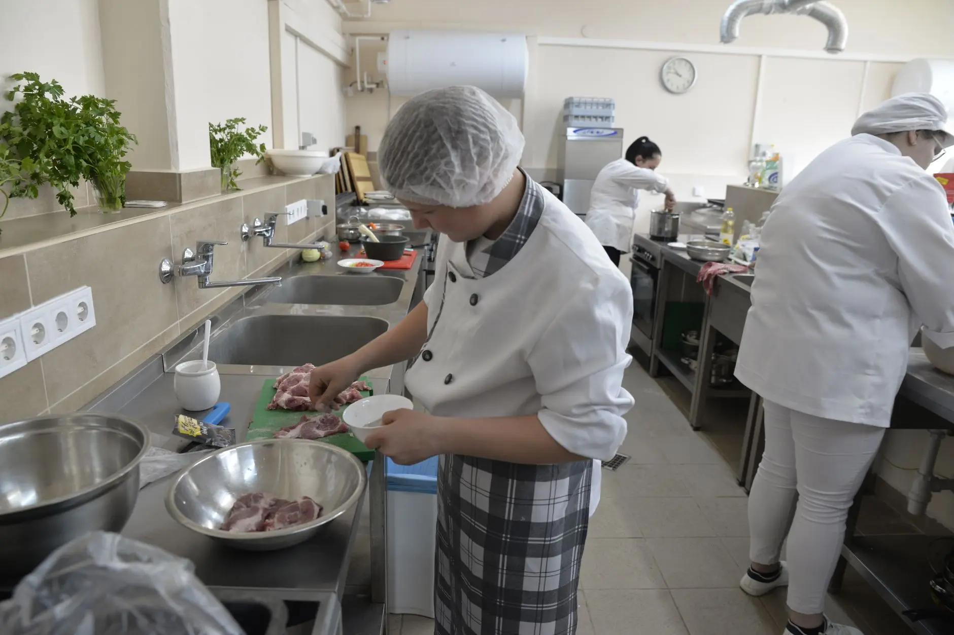 从招商手册设计看工业园区品牌升级的视觉策略
